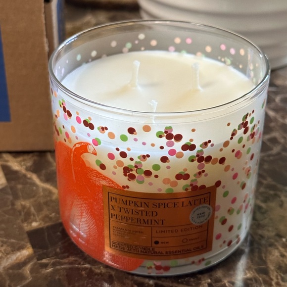 Pumpkin Spice Latte X Twisted Peppermint 3-Wick Candle - Picture 4 of 7